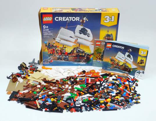 LEGO Creator 31109 Pirate Ship IOB W/ Minifigures & Manuals image number 2