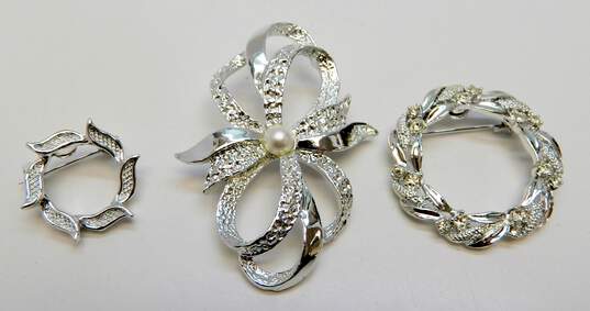 Vintage Gerry's Silver Tone Faux Pearl & Rhinestone Wreath & Bow Brooches 34.1g image number 1