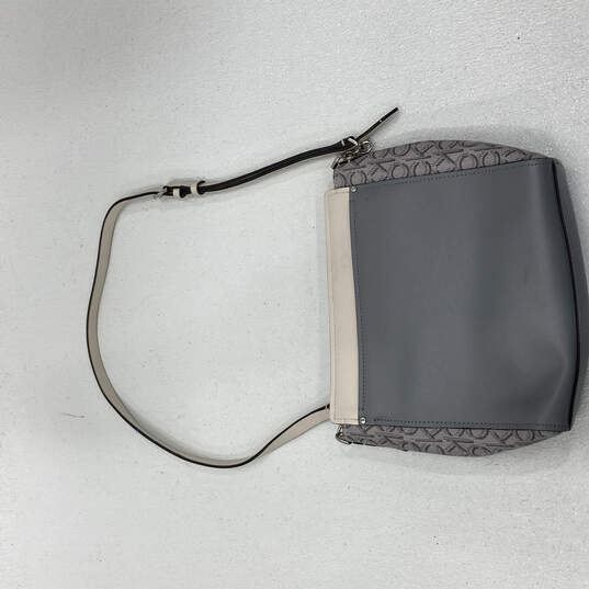 Womens Gray Leather Signature Key Lock Adjustable Strap Crossbody Bag Purse image number 2