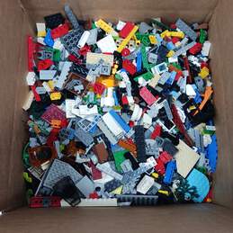 8.5lb Bundle of Assorted Building Blocks and Pieces