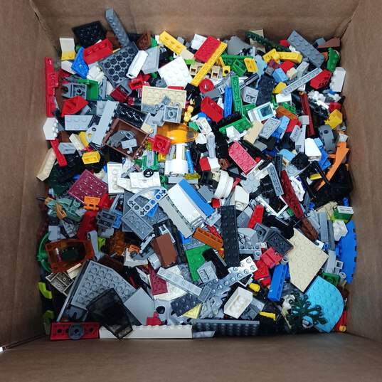 8.5lb Bundle of Assorted Building Blocks and Pieces image number 1