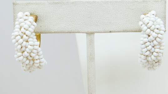VNTG Lisner & Fashion White Clip-On Earrings Beaded Necklaces & Flower Bracelet image number 3