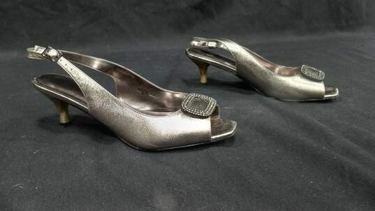 J. Renee Classic Metallic Nappa L Taupe Heels Size 9M IOB image number 2