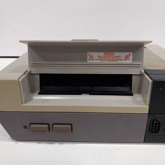 Vintage Nintendo Entertainment System Console Game Bundle image number 3