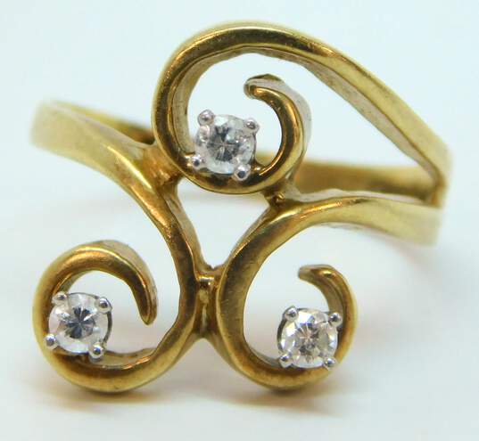 14K Yellow Gold 0.13 CTTW Round Diamond 3 Stone Swirl Ring 3.0g image number 1