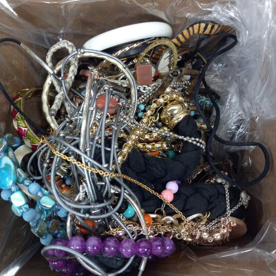 9.4Ib of Assorted Costume & Fashion Jewelry - Mixed Bundle image number 3