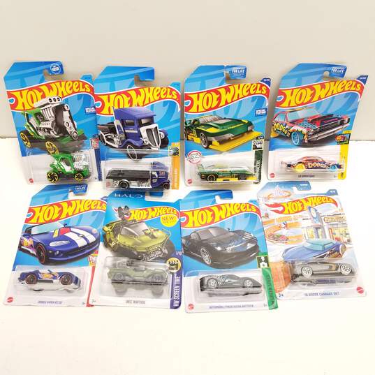 Hot Wheels Bundle of 8 Assorted Toy Cars image number 1