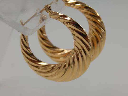 14K Gold Carved Hoop Earrings 3.1g image number 3