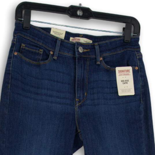 NWT Levi Strauss & Co. Womens Blue Denim Medium Wash Mid Rise Capri Jeans Sz 26W image number 3