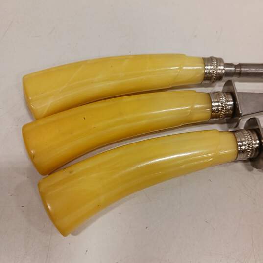 PAIR OF YELLOW BAKELITE HANDLED HONING ROD AND CARVING KNIFE image number 6