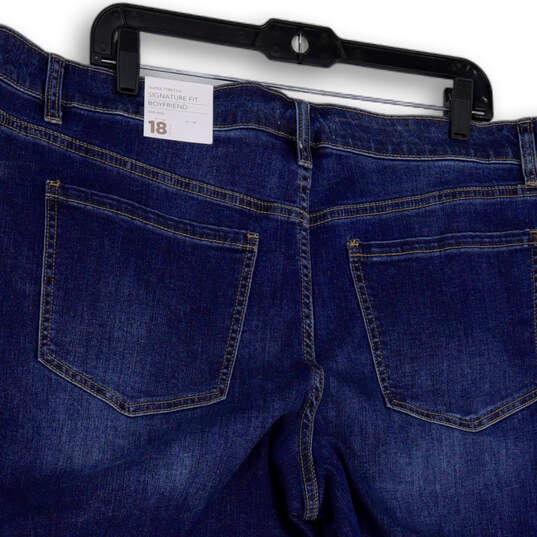 NWT Womens Blue Mid Rise Stretch Signature Fit Denim Boyfriend Jeans Sz 18P image number 4