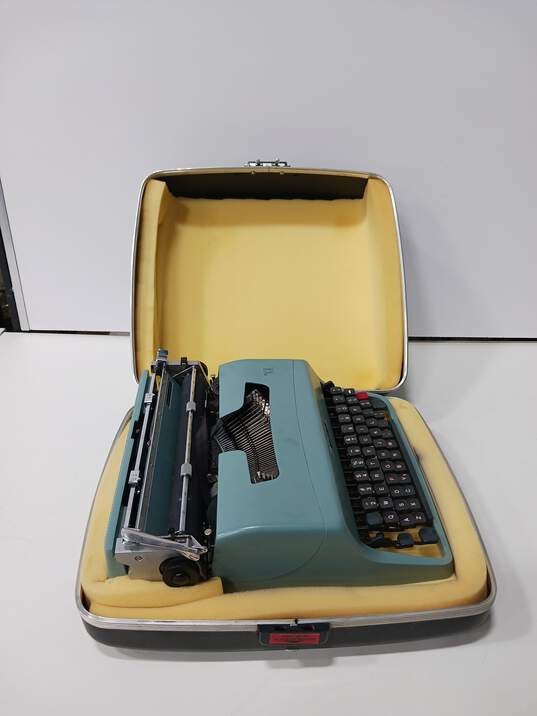 Vintage Olivetti Lettera Portable Typewriter In A Smith & Corona Hard Case image number 5