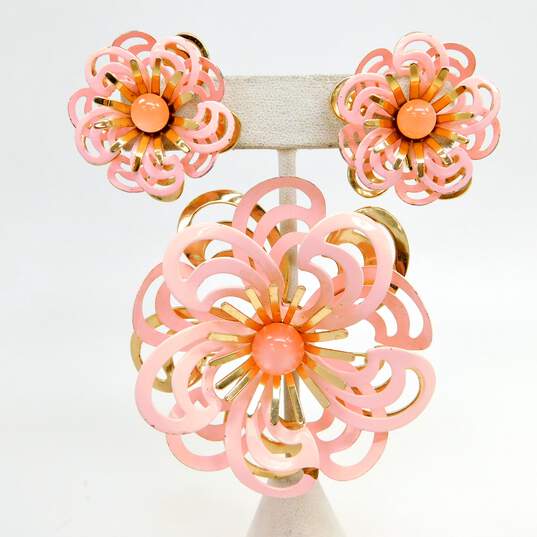 Vintage Emmons Gold Tone & Pink Enamel Swirl Flower Clip-On Earrings & Brooch Demi Parure 34.2g image number 2