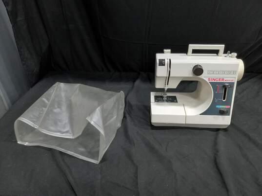 Singer Merrit Model 212 Small Sewing Machine image number 1