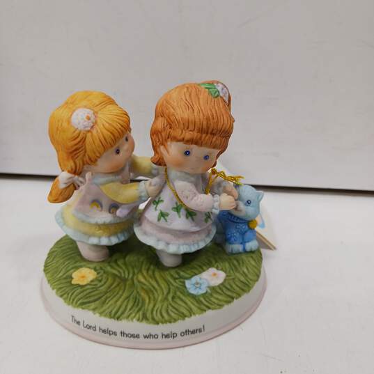 Pair of Figurines Helping Hands & Wonder Of Nature In Box image number 5