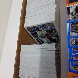 Huge lots Assorted of Baseball/Football Cards alternative image