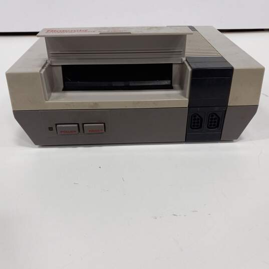 Vintage Nintendo Entertainment System Game Console image number 3