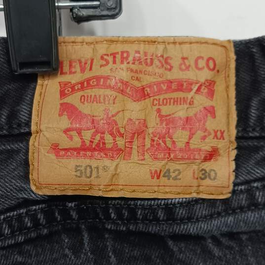 Levi's 501 Men's Black Capri Jeans Size 42x30 image number 3