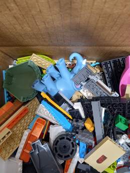 8.6 Pounds Of Assorted Building Toy Bricks & Pieces alternative image
