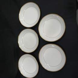Five-Piece White with Gold Tone Trim Bone China Narumi Wheaton Dessert Bowls alternative image