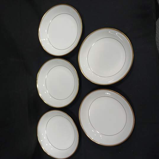 Five-Piece White with Gold Tone Trim Bone China Narumi Wheaton Dessert Bowls image number 2