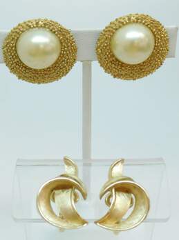 Vintage Crown Trifari Faux Pearl Textured Gold Tone Clip On Earrings 32.1g