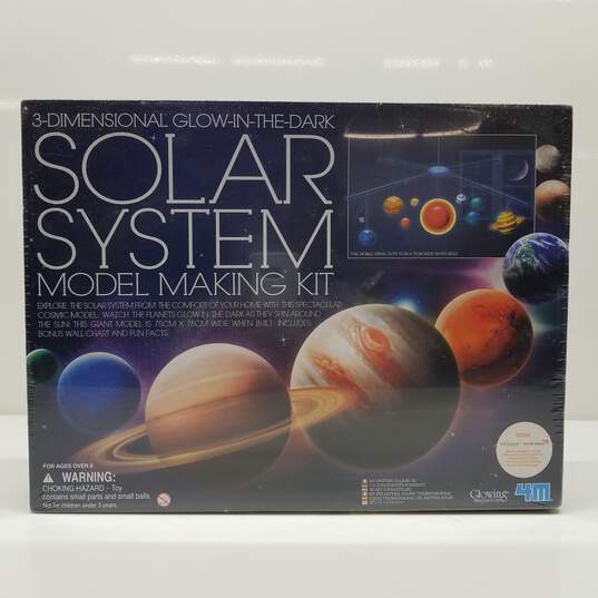 Solar System Model Making Kit 3-Dimensional Glow-In-The-Dark Sealed image number 1
