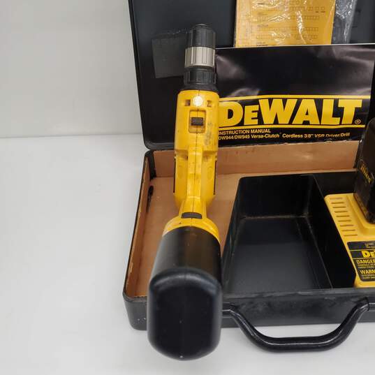 UNTESTED DeWalt DW945 Versa-Clutch Cordless 3/8" Drill/Driver in Metal Case P/R image number 3