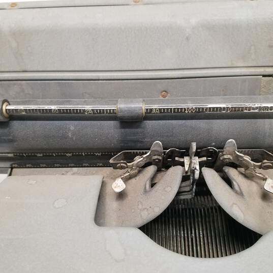Vintage Royal Typewriter-SOLD AS IS, FOR PARTS OR REPAIR image number 3