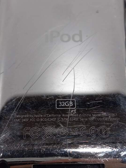 White Apple iPod (4th Gen 2011) image number 3