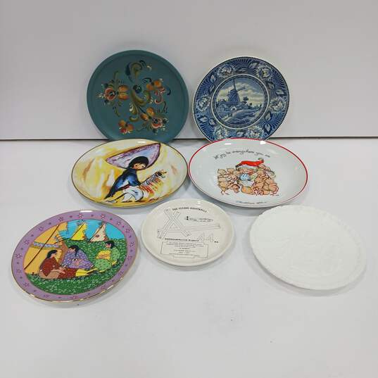 Bundle of 7 Assorted Collectors Plates image number 2