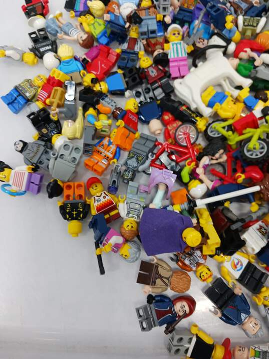1.5lb Bundle of Assorted Lego Minifigures image number 4