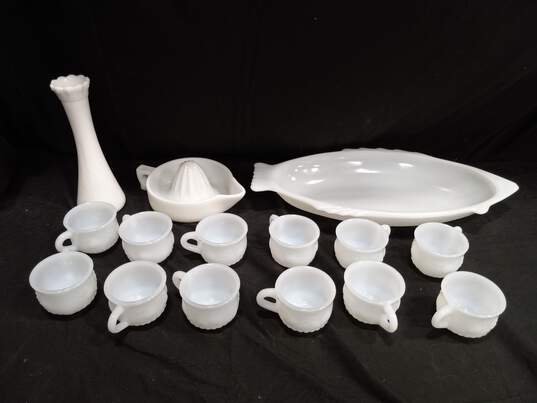 Lot of Milk Glass Dishes image number 1