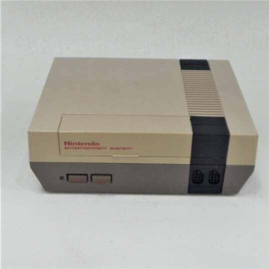 Nintendo NES w/6 Games Ghosts 'n Goblins image number 2