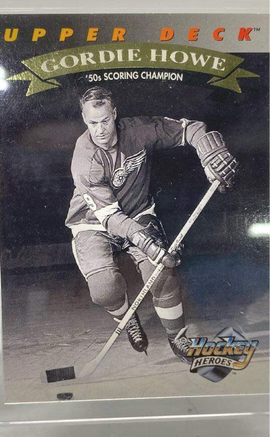 Encased Trading Card & Hockey Puck Signed by Gordie Howe - Detroit Red Wings image number 4