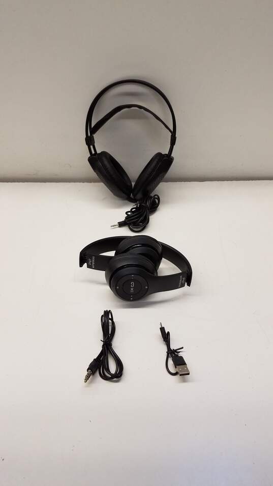 Bundle of 2 Assorted Headphones image number 1