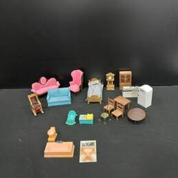 Bundle of Assorted Dollhouse Miniature Furniture & Other Accessories