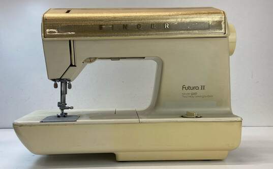 Singer Futura II Model 920 Sewing Machine With Accessories-PARTS OR REPAIR image number 1