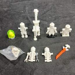 Bundle of 6 Lego Skeleton Minifigures & Accessories alternative image