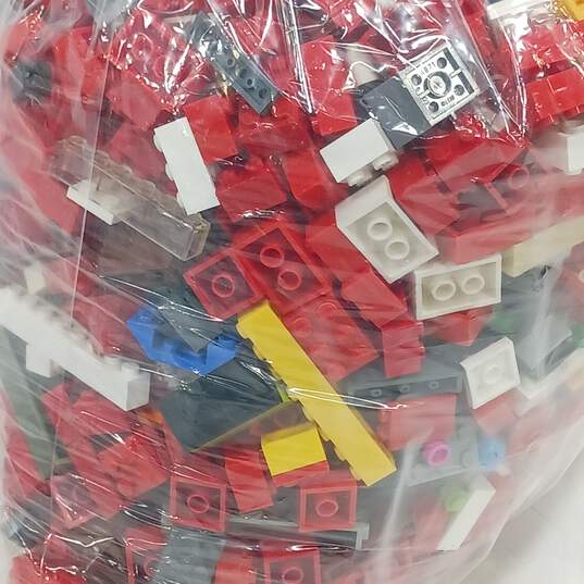 6.5lb Bundle of Assorted Plastic Building Blocks and Pieces image number 2