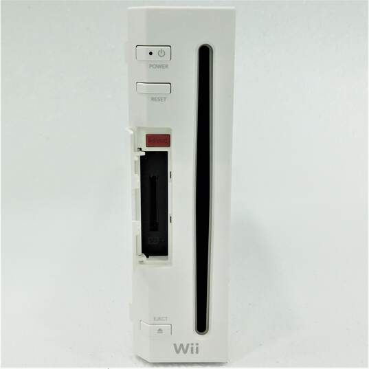 Nintendo Wii With 2 Games Including Mini Golf Resort image number 2