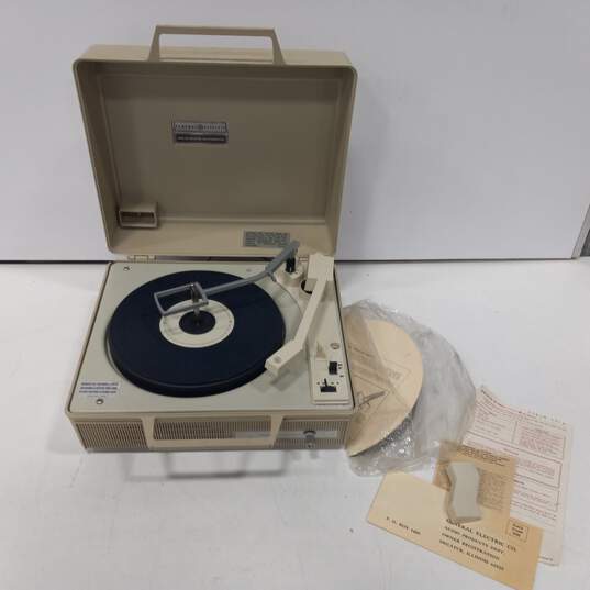 Vintage General Electric V631N Portable Phonograph image number 1