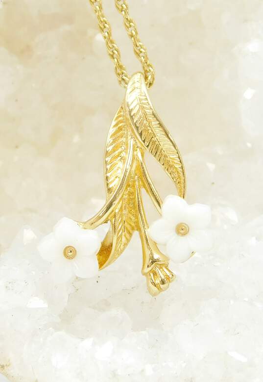 Vintage Crown Trifari White Flower Gold Tone Pendant Necklace 3.7g image number 3