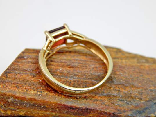 10K Yellow Gold Princess Cut Garnet Diamond Accent Side Stones Ring 2.0g image number 5