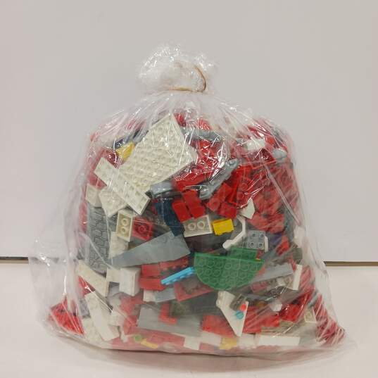 6.5lb Bundle of Assorted Plastic Building Blocks and Pieces image number 1