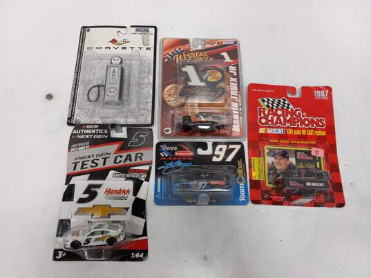 Bundle of Fifteen Assorted Toy Cars image number 2