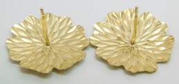 14K Gold Etched Flower Shape Post Earrings 1.3g alternative image