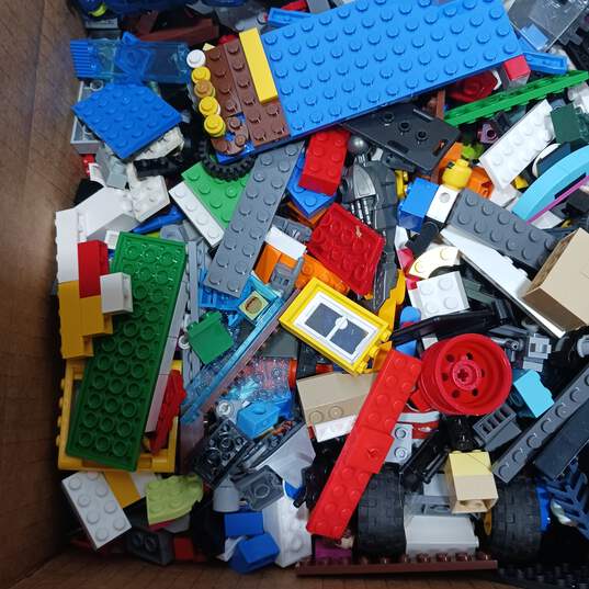 9.4lbs of Assorted LEGO Building Bricks image number 4