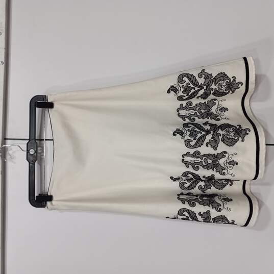 Women's White House Black Market Embroidered Skirt Size 4 image number 2