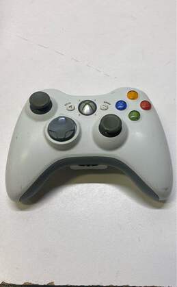 Microsoft Xbox 360 controllers - Lot of 2, white alternative image